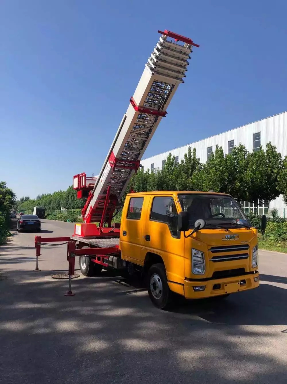 海口附近的云梯车出租服务：轻松解决高空作业需求